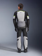 Alpinestars Andes Air Drystar® jakke, motorcykel touringjakke, isgrå, mørkegrå og sort, set bagfra med omfattende mesh-paneler til ventilation, fluorescerende gule detaljer og Alpinestars-branding, båret med matchende touringbukser
