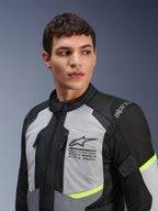 Alpinestars Andes Air Drystar® jakke, motorcykel touringjakke, Ice Grey og Dark Grey med neongule detaljer, vist på en mandlig model, med 2D-mesh-paneler til ventilation, Alpinestars-logo med koordinater på brystet og holdbar tekstilkonstruktion