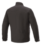 Alpinestars Solano Waterproof Jacket, sort, set bagfra, afslappet urban motorcykeljakke, vandtæt tekstilkonstruktion, lige krave, subtil logodetalje nederst på ryggen