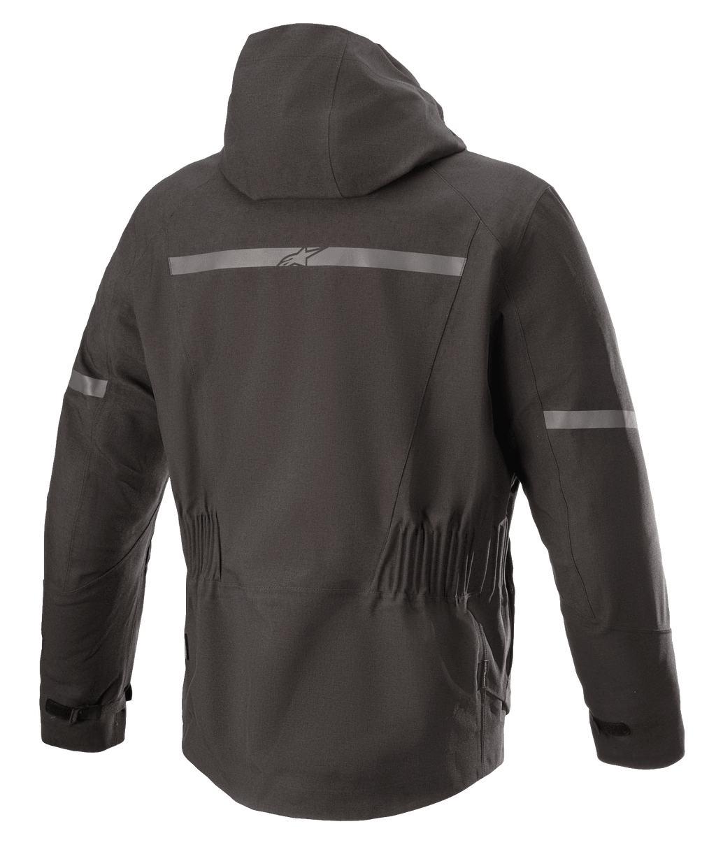 Alpinestars Sirius Drystar® Techshell jakke, motorcykeljakke, Melange Black, set bagfra med integreret hætte, refleksstribe med Alpinestars-logo, elastisk talje og forlænget ryg for dækning under kørsel.