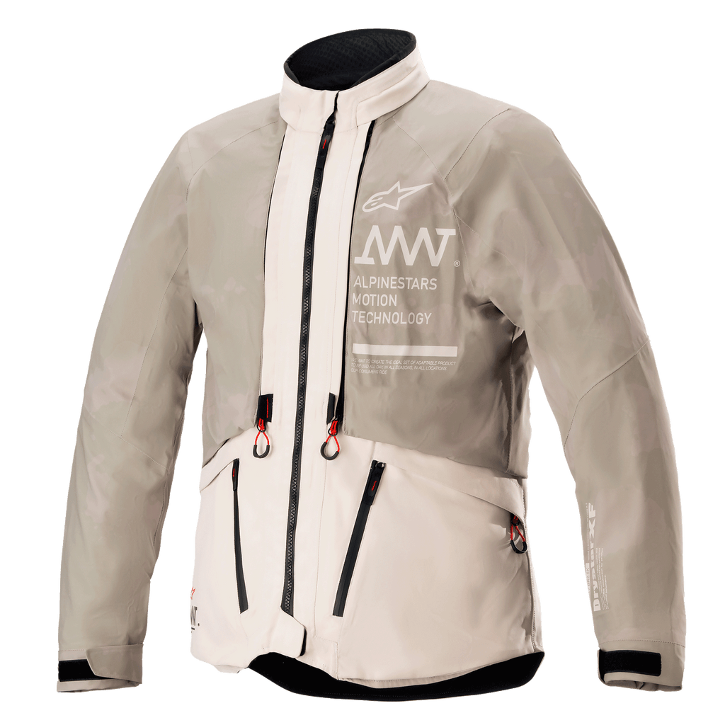 Alpinestars AMT-10LAB Drystar® XF-jakke, regnkonfiguration, White Sand Aluminum Camo, vandtæt tekstil-adventurejakke med AMT-branding på brystet og lynlåshåndtag med røde spidser.