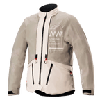 Alpinestars AMT-10LAB Drystar® XF-jakke, regnkonfiguration, White Sand Aluminum Camo, vandtæt tekstil-adventurejakke med AMT-branding på brystet og lynlåshåndtag med røde spidser.