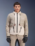 Alpinestars AMT-10LAB Drystar® XF jakke, adventure motorcykeljakke, White Sand Aluminum Camo, modulært design med sorte lynlåse og røde detaljer, båret med matchende bukser og sorte handsker, med Alpinestars Motion Technology-branding på brystet, professionel køredragt til al slags vejr