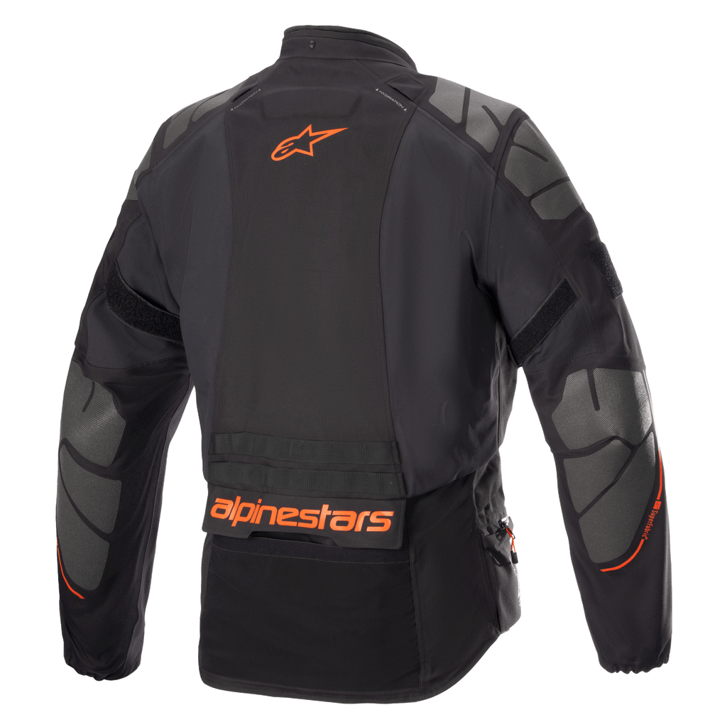 Alpinestars AMT-10R Drystar® XF jakke, motorcykel adventure-jakke, sort med orange Alpinestars-logo og grå Superfabric-paneler på skuldre og albuer, set bagfra, teknisk køreudstyr til flere sæsoner