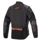 Alpinestars AMT-10R Drystar® XF jakke, motorcykel adventure-jakke, sort med orange Alpinestars-logo og grå Superfabric-paneler på skuldre og albuer, set bagfra, teknisk køreudstyr til flere sæsoner