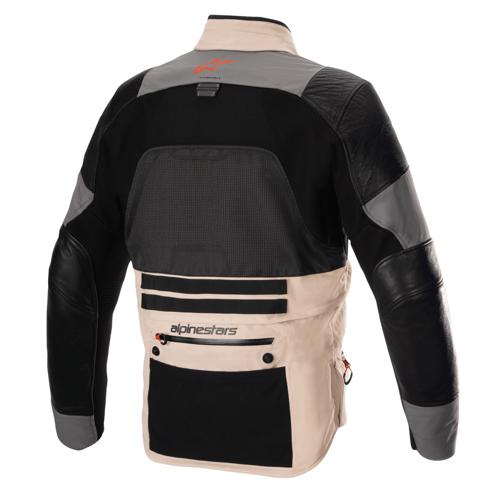 Alpinestars AMT-10R Drystar XF jakke, adventure motorcykeljakke, set bagfra i varme-konfiguration, Fur Gray og Pale Brown med sorte paneler, stort mesh-rygpanel til ventilation, læderforstærkninger på armene, stor lomme nederst på ryggen med Alpinestars-branding