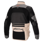 Alpinestars AMT-10R Drystar XF jakke, adventure motorcykeljakke, set bagfra i varme-konfiguration, Fur Gray og Pale Brown med sorte paneler, stort mesh-rygpanel til ventilation, læderforstærkninger på armene, stor lomme nederst på ryggen med Alpinestars-branding