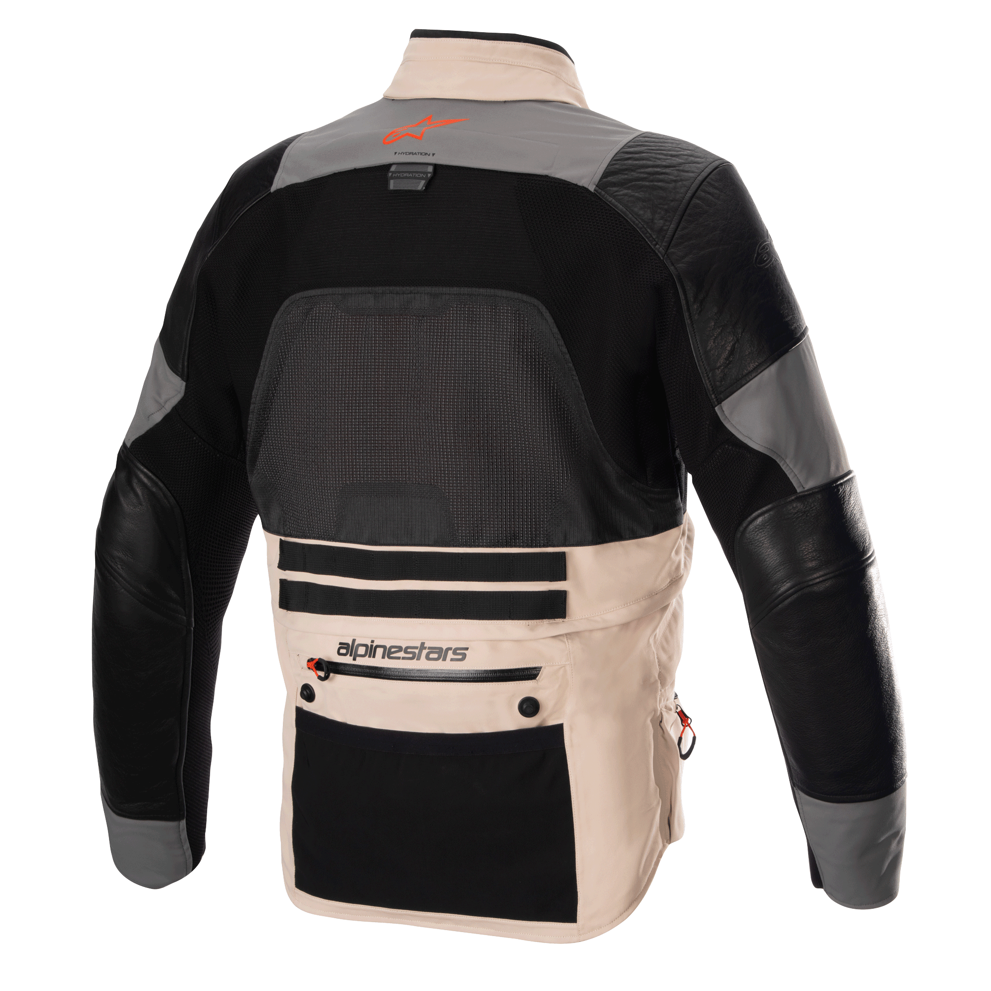 Alpinestars AMT-10R Drystar XF jakke, adventure motorcykeljakke, set bagfra i varme-konfiguration, Fur Gray og Pale Brown med sorte paneler, stort mesh-rygpanel til ventilation, læderforstærkninger på armene, stor lomme nederst på ryggen med Alpinestars-branding