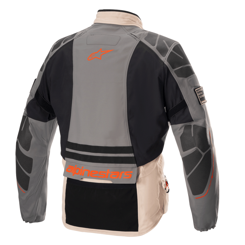 Alpinestars AMT-10R Drystar® XF jakke, adventure motorcykeljakke, Fur Gray, Pale Brown og Spicy Orange, set bagfra med beskyttende forstærkninger på skuldre og albuer, orange Alpinestars-logo og branding, modulært tekstildesign til al slags vejr