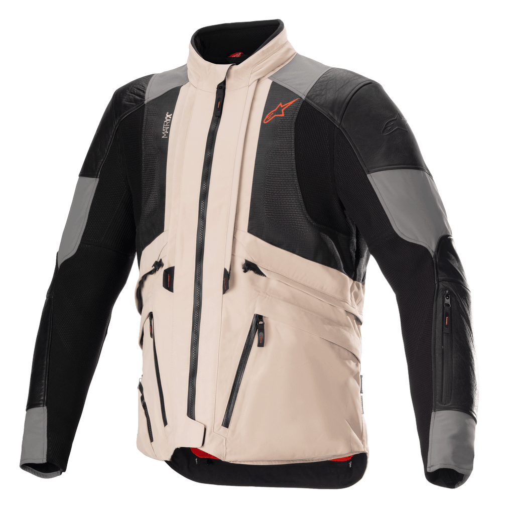 Alpinestars AMT-10R Drystar XF jakke i heat-konfiguration, adventure-motorcykeljakke, Fur Gray og Pale Brown med sorte mesh-paneler, modulært design for maksimal luftgennemstrømning, flere utility-lommer og Spicy Orange Alpinestars-logo på brystet