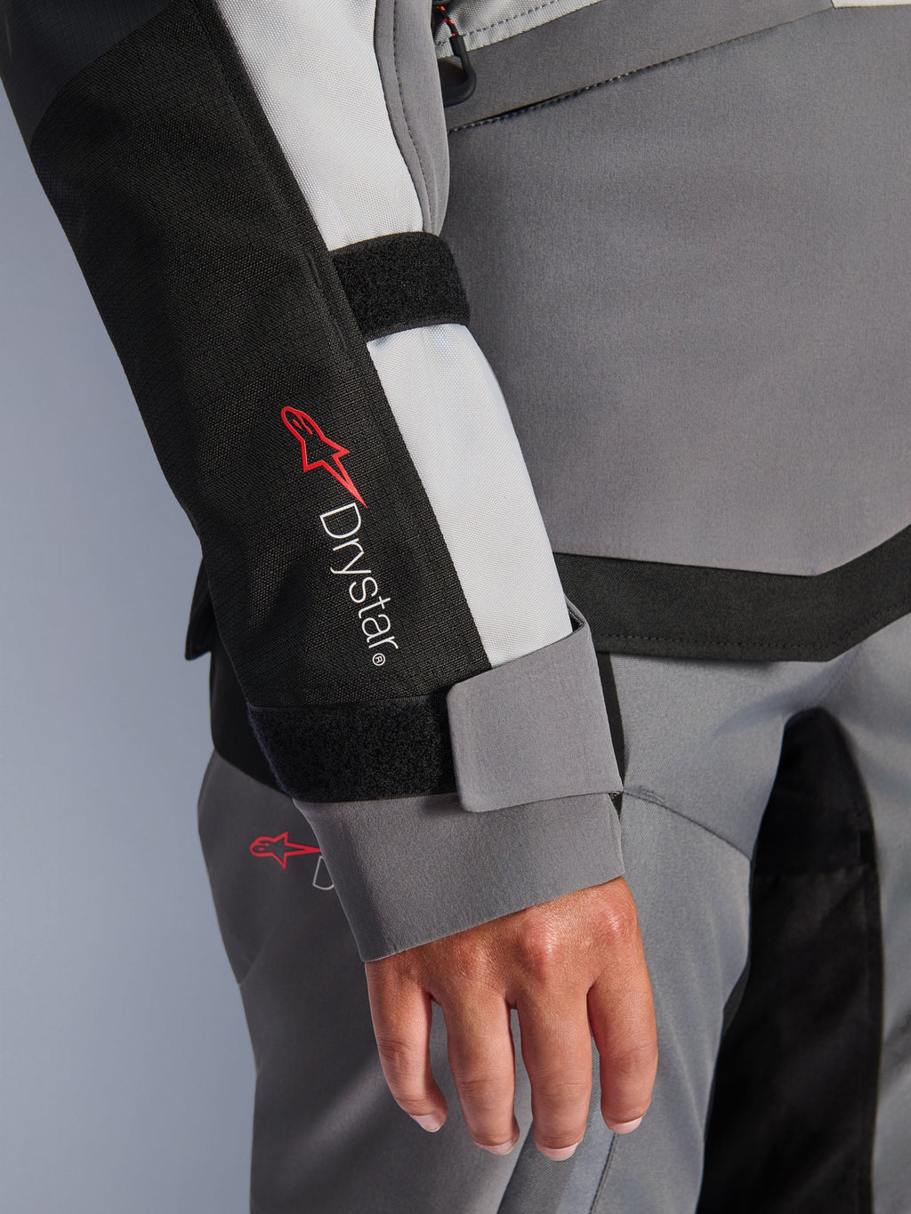 Alpinestars Stella Andes V4 Drystar® jakke, dame-ærme i grå tekstil med logo og velcrolukning ved håndleddet.
