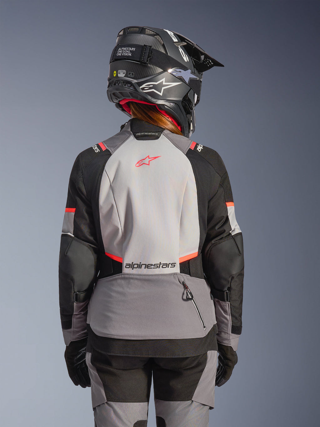 Alpinestars Stella Andes V4 Drystar Jakke, dame-motorcykeljakke, grå og sort med koral fluo, set bagfra på model.