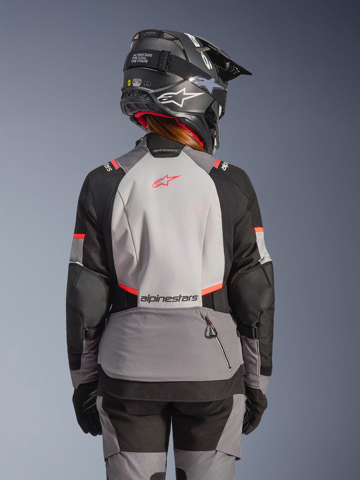 Alpinestars Stella Andes V4 Drystar Jakke, dame-motorcykeljakke, grå og sort med koral fluo, set bagfra på model.