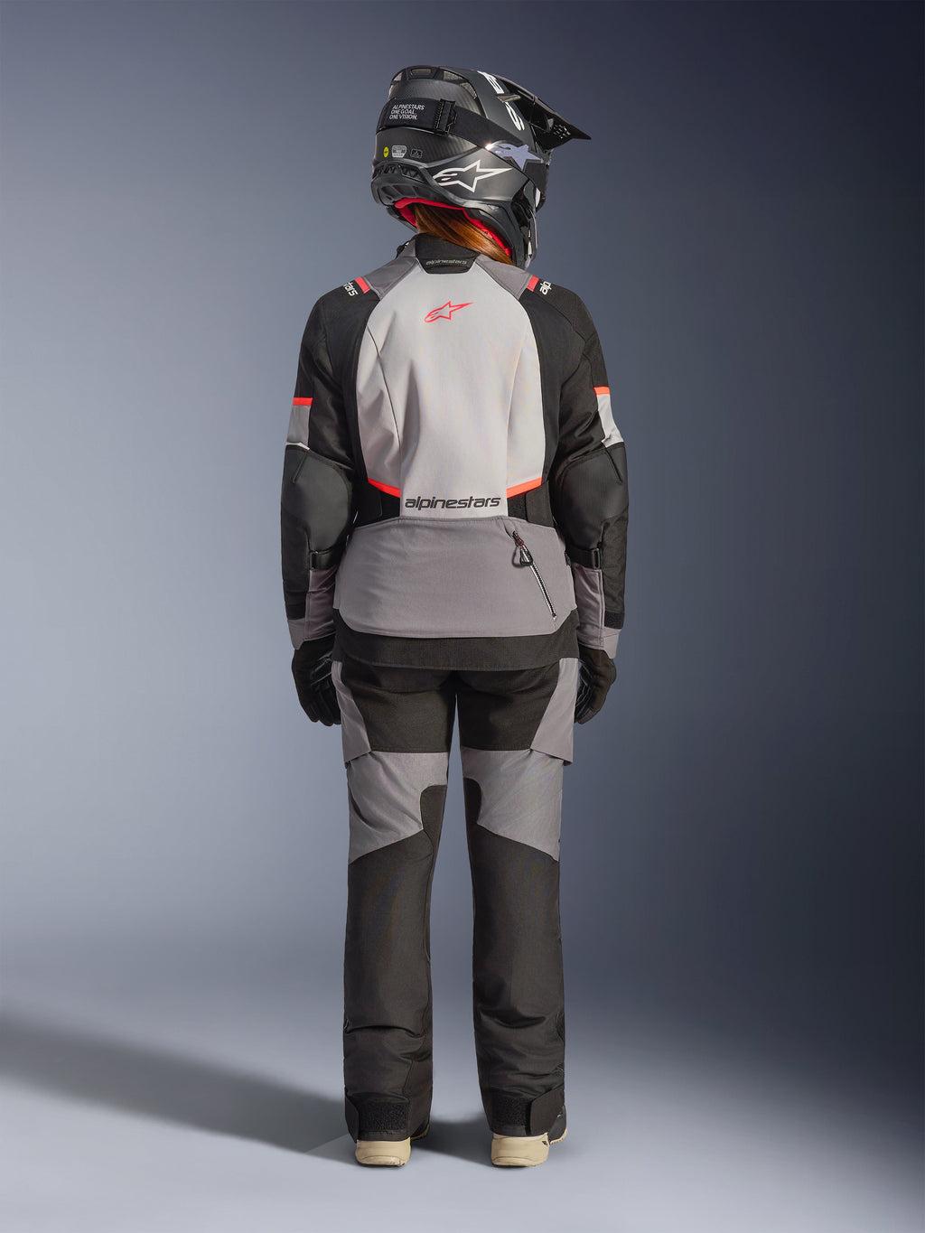 Alpinestars Stella Andes V4 Drystar® jakke, dame-motorcykeljakke til adventure touring, grå og sort, vandtæt, set bagfra.