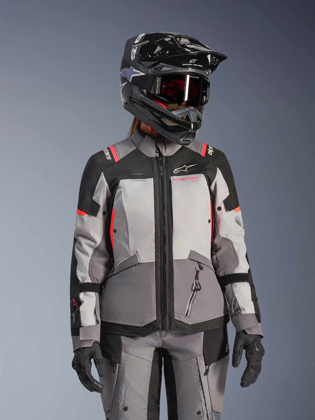 Stella Andes V4 Drystar® Jakke, vandtæt dame-motorcykeljakke til adventure-touring, grå og sort med coral fluo detaljer, CE-certificeret beskyttelse.