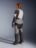 Alpinestars Stella Andes V4 Drystar-jakke, vandtæt adventure-motorcykeljakke til damer, grå og sort med koralfarvede detaljer, set bagfra.