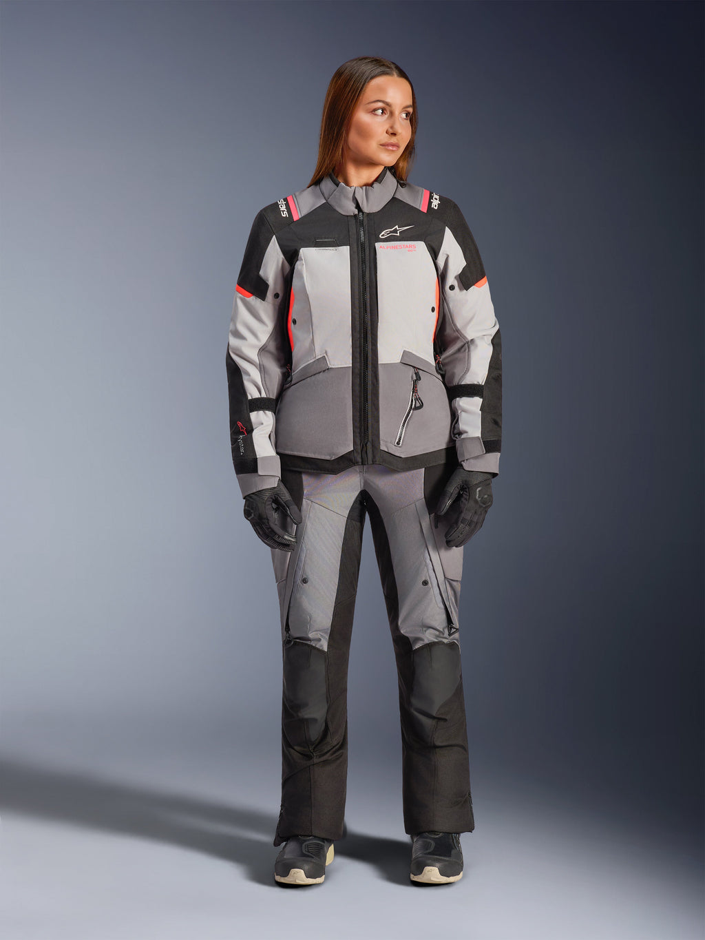 Alpinestars Stella Andes V4 Drystar jakke, adventure-motorcykeljakke til damer, grå og sort med koralrøde detaljer, vandtæt og åndbar, CE-certificeret beskyttelse.