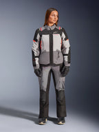 Alpinestars Stella Andes V4 Drystar jakke, adventure-motorcykeljakke til damer, grå og sort med koralrøde detaljer, vandtæt og åndbar, CE-certificeret beskyttelse.