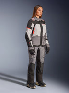 Alpinestars Stella Andes V4 Drystar® Jakke, dame-motorcykeljakke til adventure touring, grå og sort, vandtæt og åndbar.