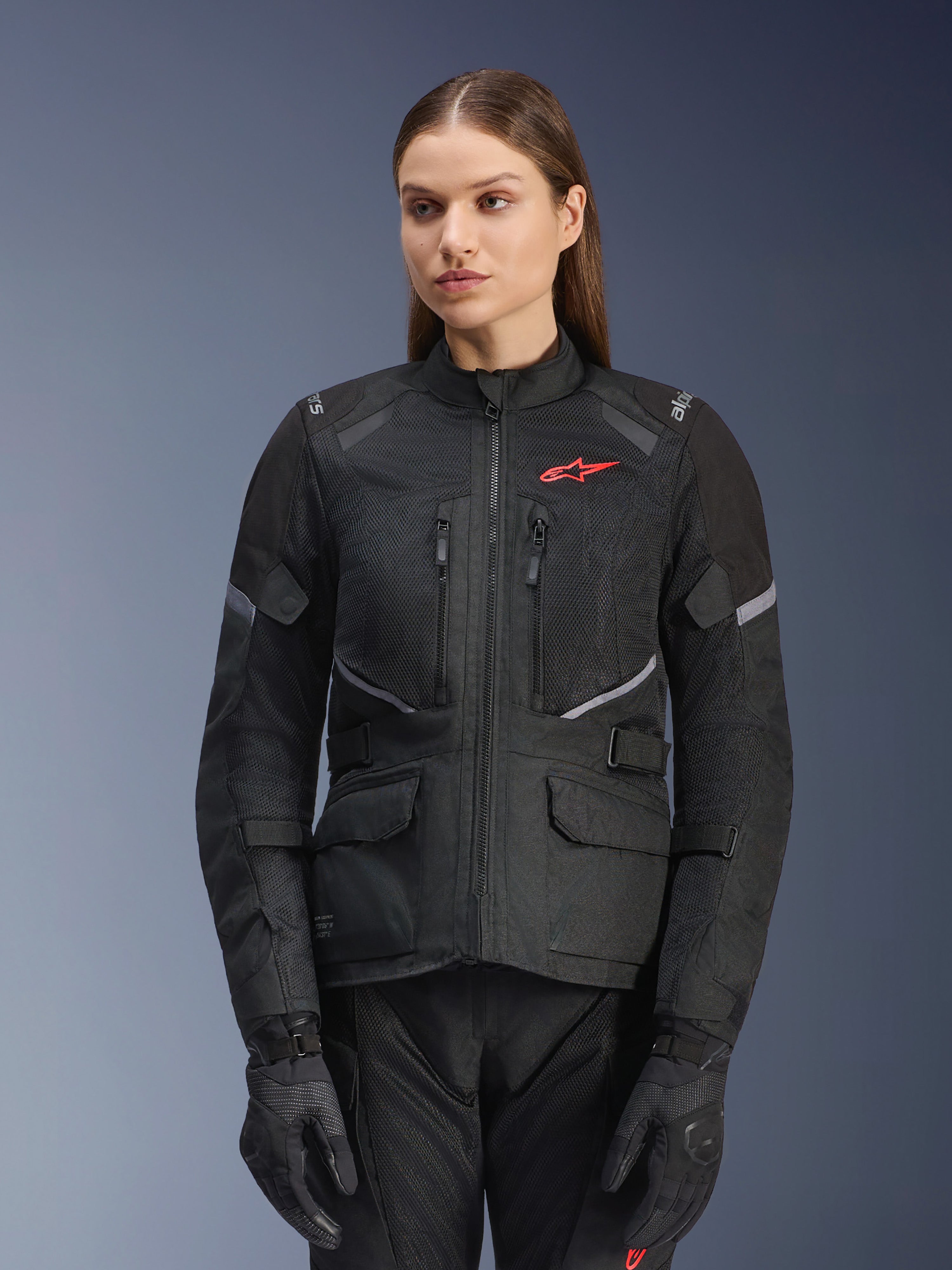 Alpinestars Stella Andes Air Drystar jakke, motorcykel-touringjakke til kvinder, sort med grå detaljer og et lille rødt logo, med mesh-ventilationspaneler, høj krave og flere praktiske lommer, båret med matchende kørehandsker og bukser