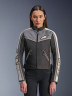 Alpinestars Stella T-Dyno WR-jakke, tekstilmotorcykeljakke til damer, sort med mørkegrå og ecru-detaljer, vintage-inspireret biker-pasform, lynlås foran og lommer, med Alpinestars-branding og stjernelogoer på ærmerne, beskyttende vejbeklædning