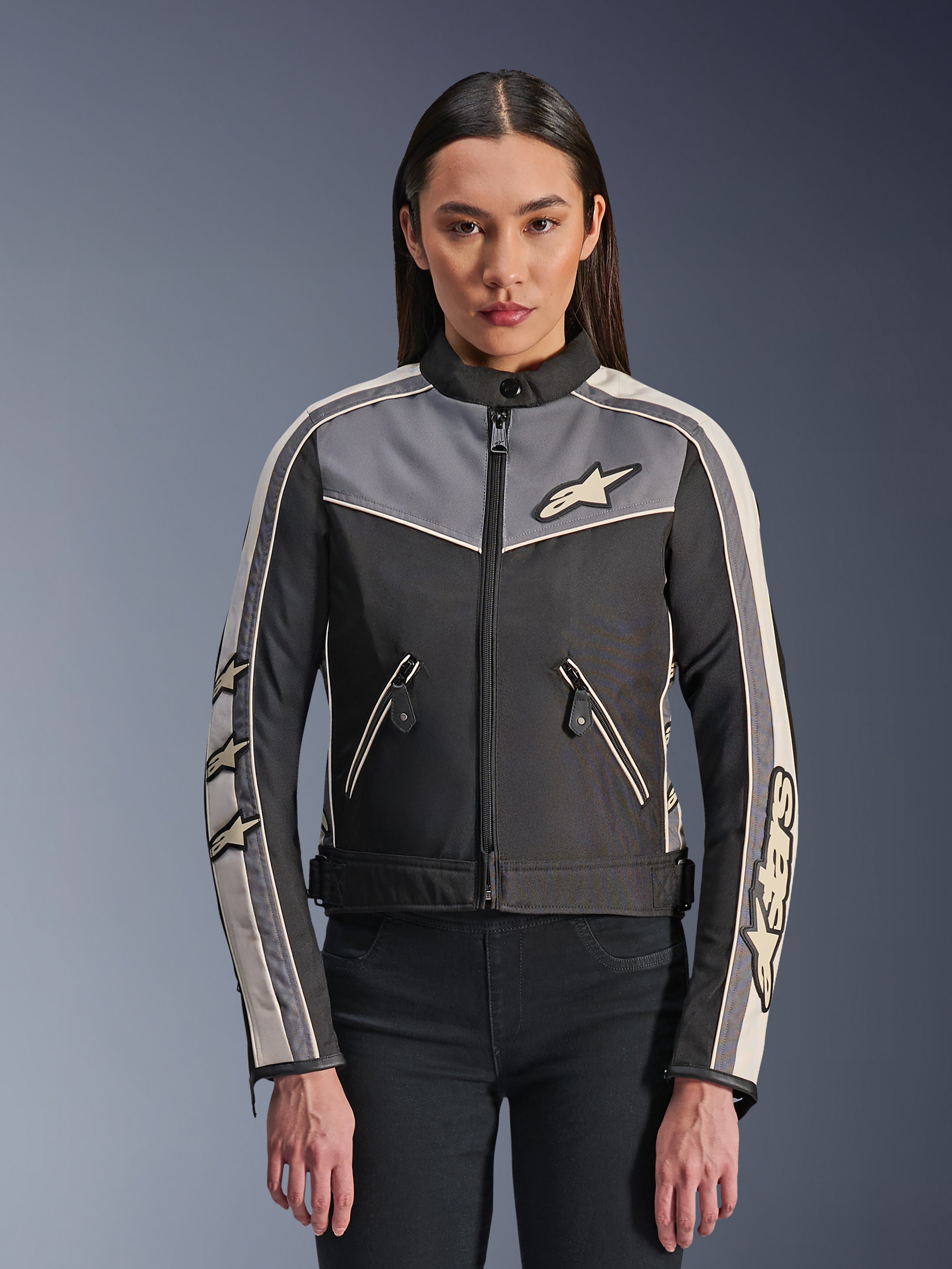 Alpinestars Stella T-Dyno WR-jakke, tekstilmotorcykeljakke til damer, sort med mørkegrå og ecru-detaljer, vintage-inspireret biker-pasform, lynlås foran og lommer, med Alpinestars-branding og stjernelogoer på ærmerne, beskyttende vejbeklædning