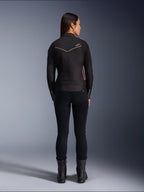 Alpinestars Stella T-Dyno WR-jakke i Black Bright Red Fuchsia, kvindelig model set bagfra, tekstil motorcykeljakke med kortere biker-pasform, hvidt stjernelogo på ryggen, stylet med sorte bukser og sorte støvler.