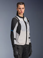 Alpinestars Stella ST-2 Air jakke, dame motorcykeljakke, isgrå og sort, store mesh-ventilationspaneler og laserudskårne perforeringer, "Alpinestars Exploration Equipment"-branding på brystet, teknisk sommerudstyr til motorcykelkørsel