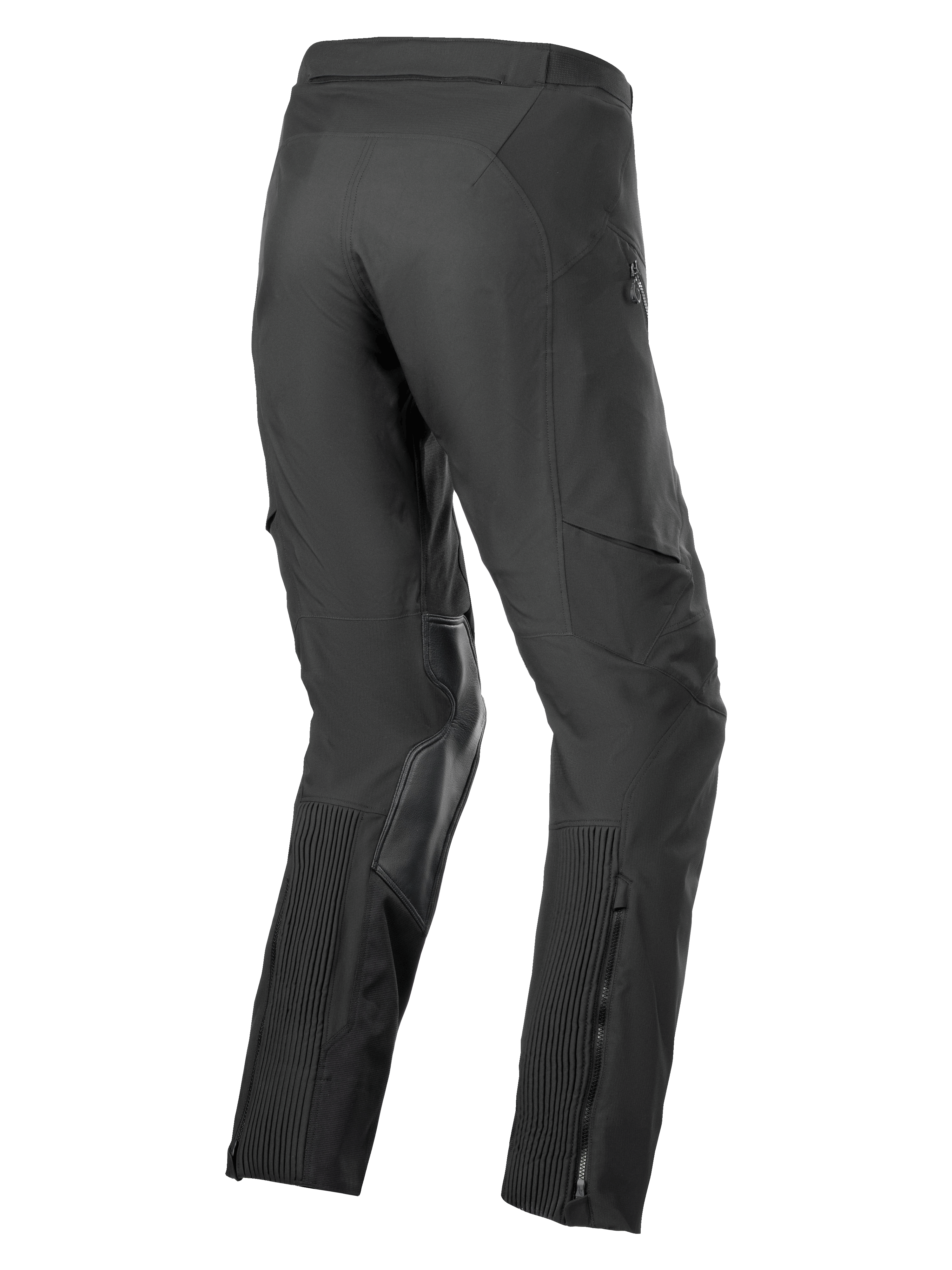 Alpinestars AMT-8 Stretch Drystar® XF bukser, adventure touring motorcykelbukser, sort, set bagfra i 3/4 vinkel med harmonika-strækpaneler på læggene, forstærkninger i gedelæder på indersiden af knæene og lynlåsåbning i benene.
