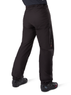 Alpinestars Amt-8 Stretch Drystar® XF Pant Liner, sort, set bagfra, viser den vandtætte liner båret over sorte motorcykelstøvler, med Drystar XF-branding på underbenet, elastiske ankelmanchetter og letvægtsstrækmateriale til adventure touring.