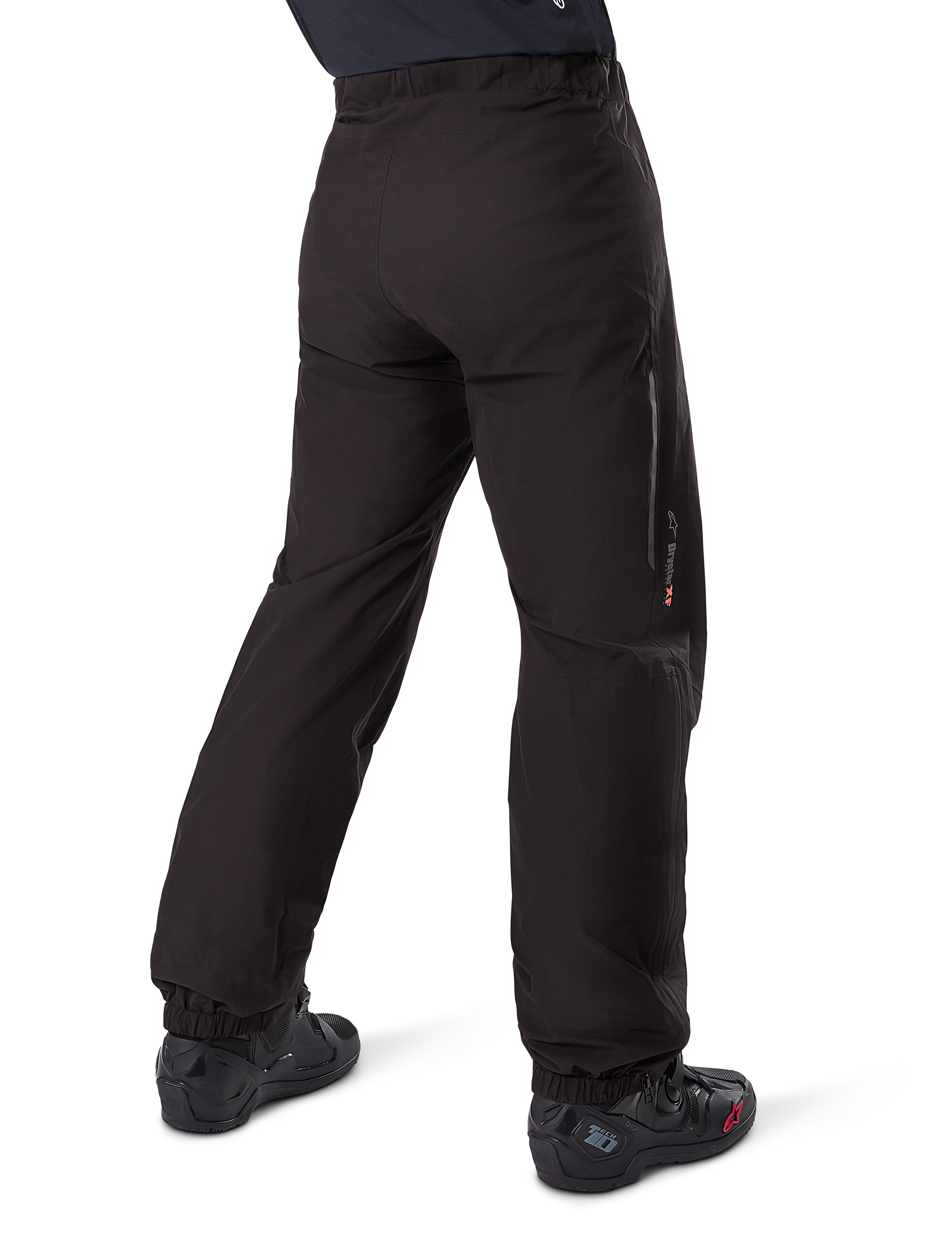 Alpinestars Amt-8 Stretch Drystar® XF Pant Liner, sort, set bagfra, viser den vandtætte liner båret over sorte motorcykelstøvler, med Drystar XF-branding på underbenet, elastiske ankelmanchetter og letvægtsstrækmateriale til adventure touring.