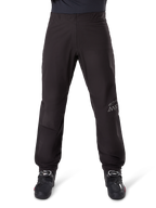 Alpinestars Amt 8 Stretch Drystar® XF buksefor, sort, elegant vandtæt og vindtæt lag, med AMT-branding på benet, vist båret med sorte kørestøvler, strømlinet og ergonomisk adventure touring-design.