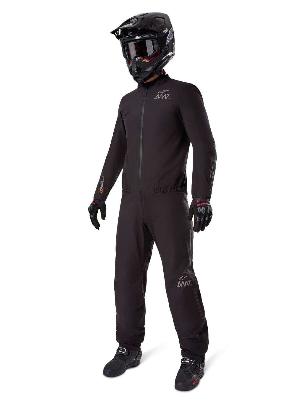Alpinestars AMT-8 Stretch Drystar XF Liner, komplet sort adventure touring-dragt, vandtæt og vindtæt jakke og bukser, kombineret med sort adventure-hjelm, goggles, handsker og kørestøvler, med AMT-logoer og Drystar XF-branding på ærmer og ben.