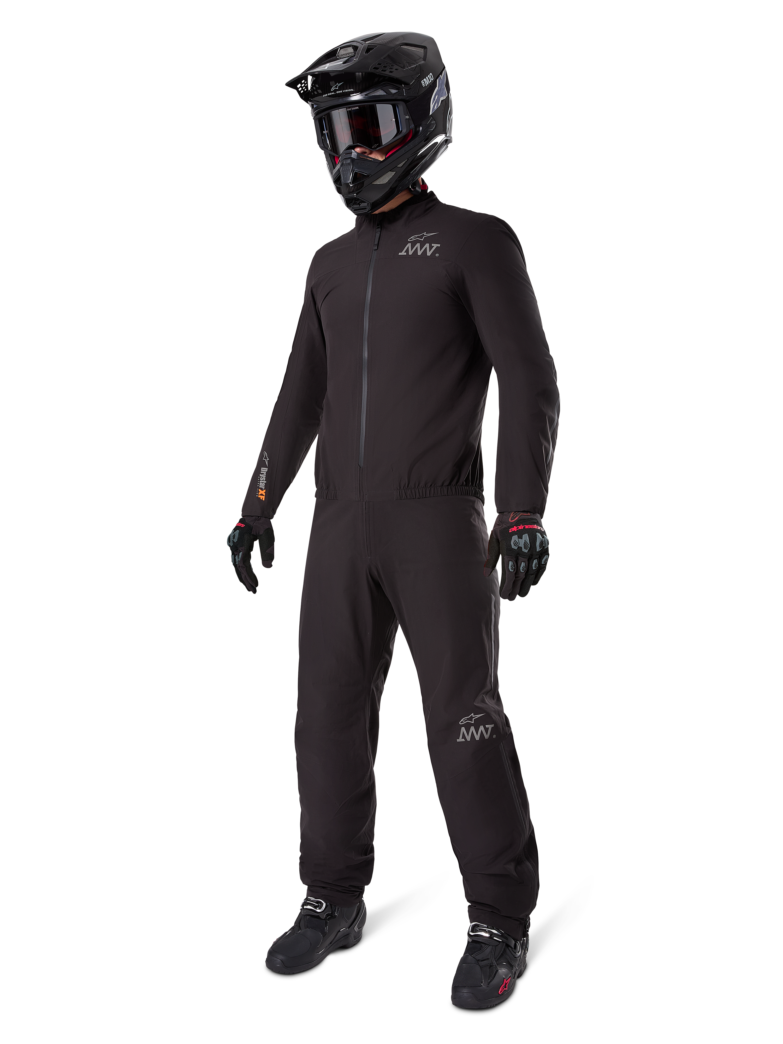Alpinestars AMT-8 Stretch Drystar XF Liner, komplet sort adventure touring-dragt, vandtæt og vindtæt jakke og bukser, kombineret med sort adventure-hjelm, goggles, handsker og kørestøvler, med AMT-logoer og Drystar XF-branding på ærmer og ben.