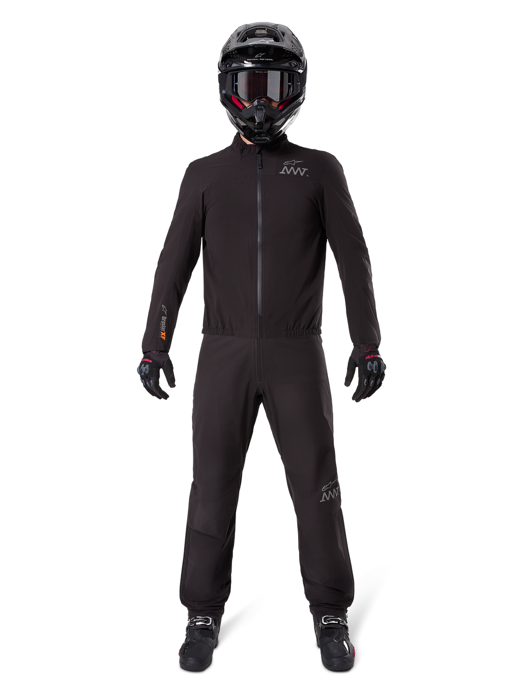 Motorcykelrytter iført Alpinestars AMT-8 Stretch Drystar® XF bukse-liner og matchende jakke, helsort vandtæt og vindtæt teknisk udstyr, med sort hjelm, handsker og støvler, strømlinet adventure touring-design