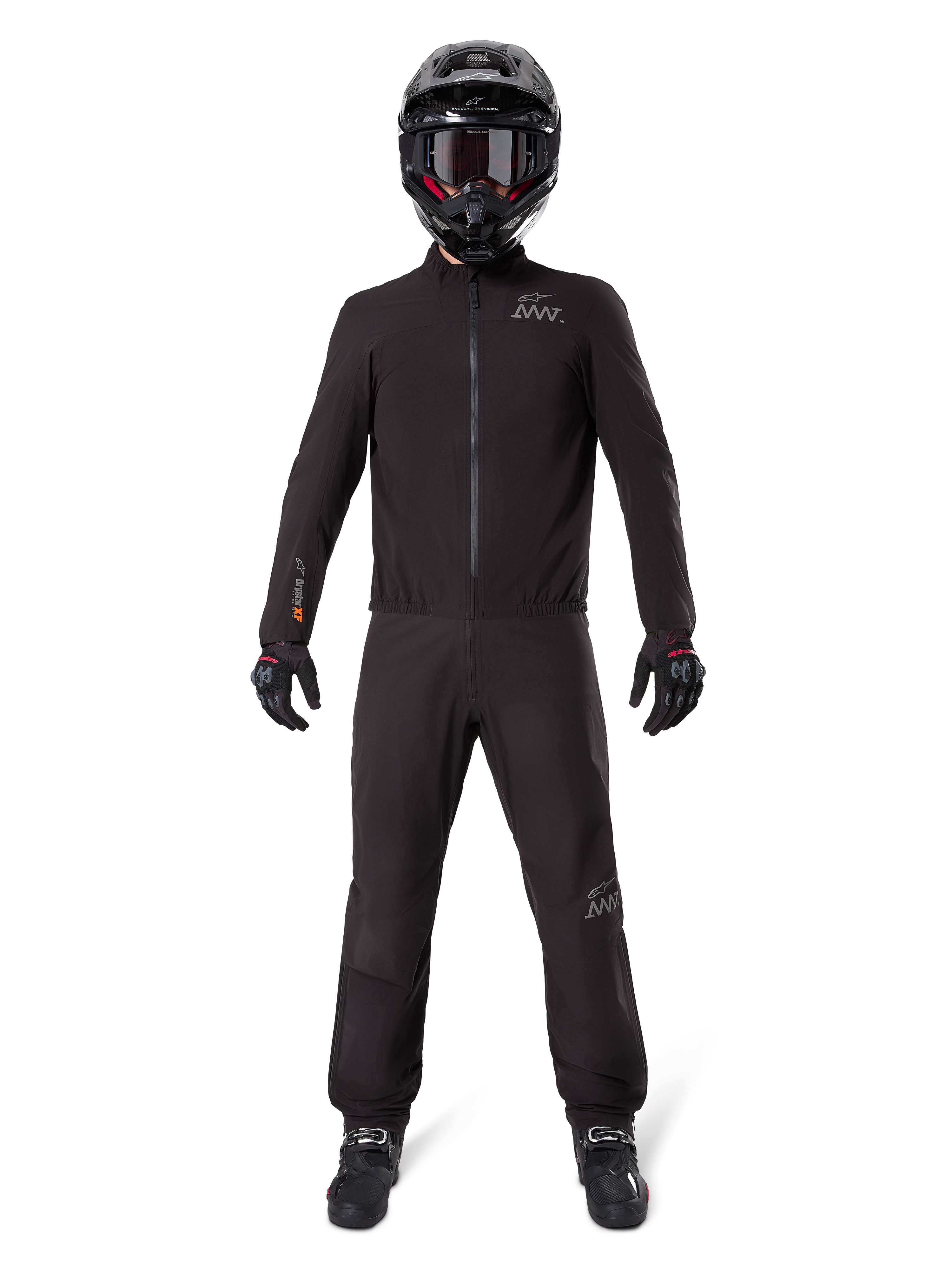 Motorcykelrytter iført Alpinestars AMT-8 Stretch Drystar® XF bukse-liner og matchende jakke, helsort vandtæt og vindtæt teknisk udstyr, med sort hjelm, handsker og støvler, strømlinet adventure touring-design