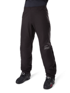Alpinestars Amt 8 Stretch Drystar® XF Pant Liner, vandtætte motorcykelbukser, sorte, med gråt AMT-logo nederst på venstre ben, båret med sorte motorcykelstøvler, funktionelt design til adventure-kørsel i al slags vejr
