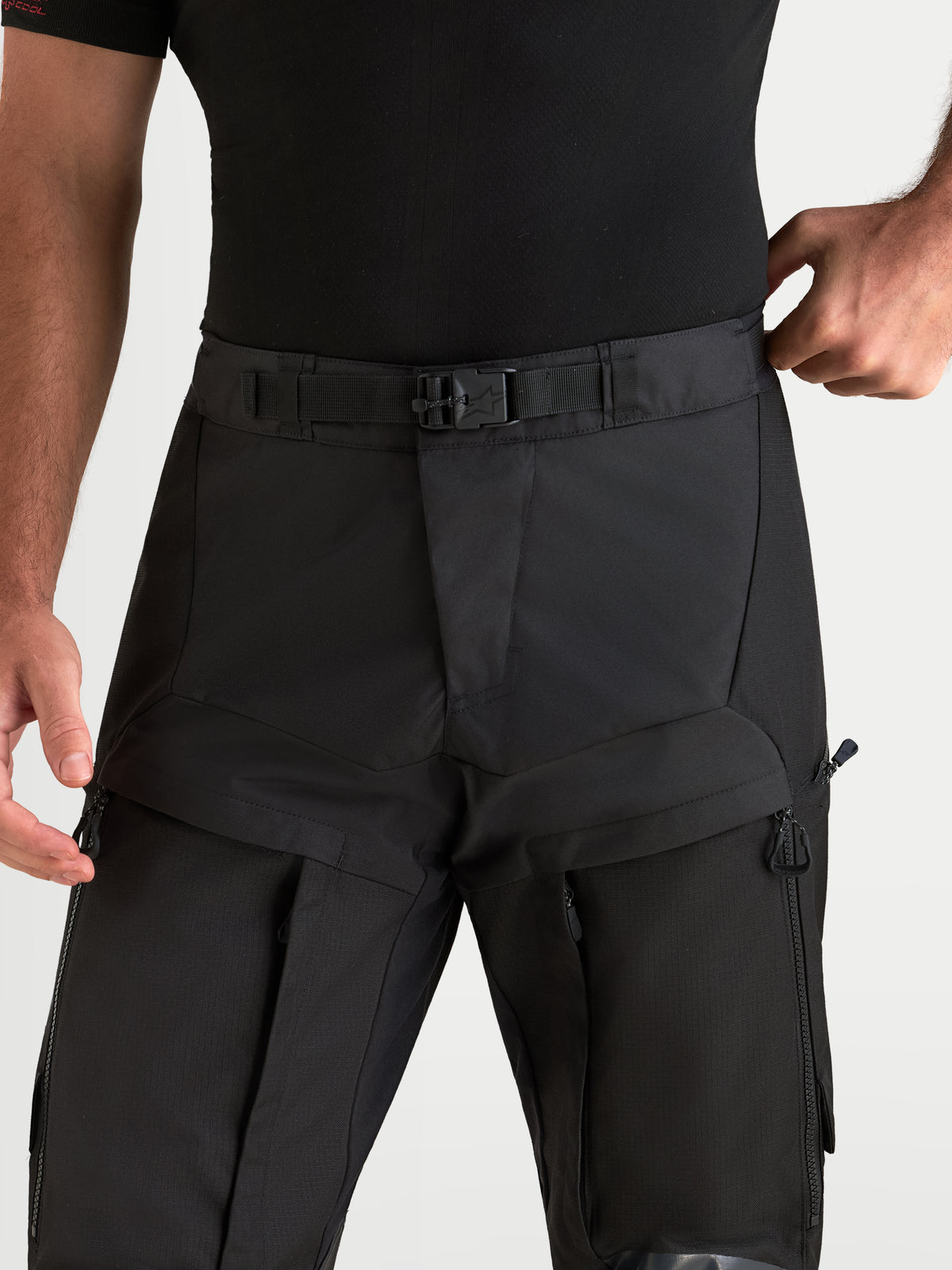 Alpinestars Harok V2 Drystar bukser, sorte adventure-motorcykelbukser med justerbar rem med magnetisk spænde og ventilationsåbninger på lårene, vist på herre