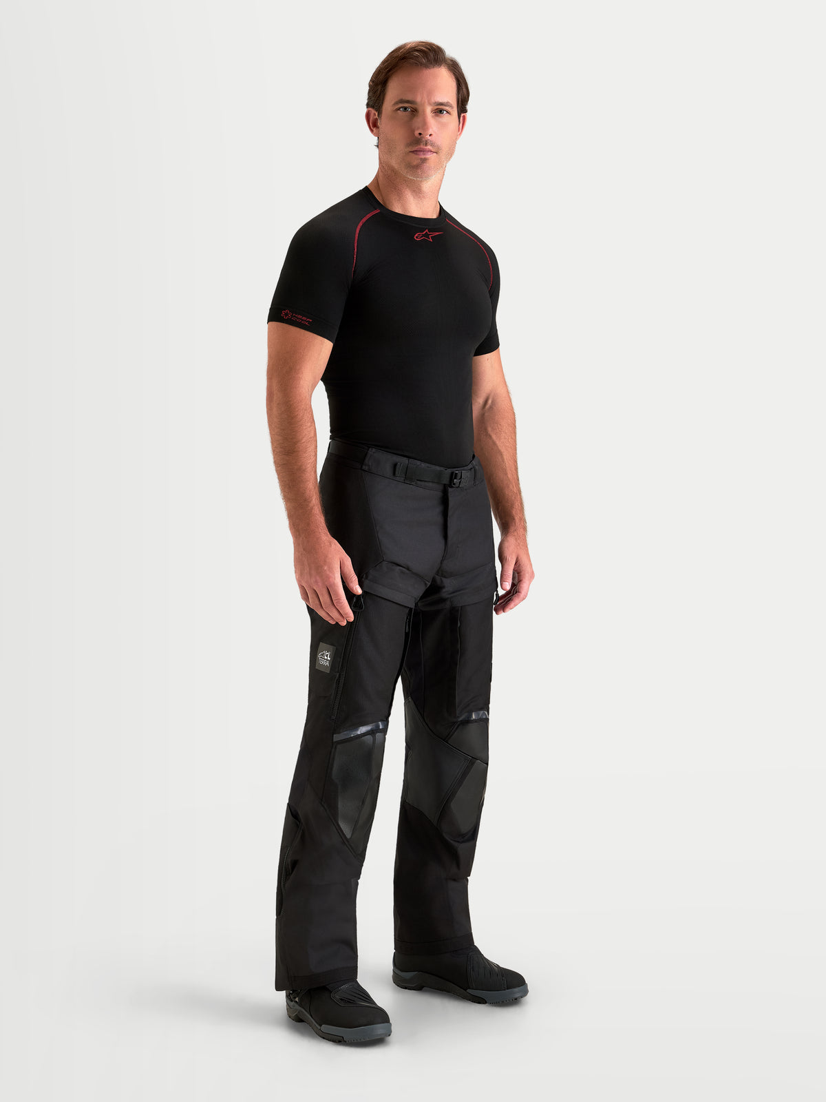 Alpinestars Harok V2 Drystar bukser, sorte adventure-motorcykelbukser med slidstærk ripstop-konstruktion og ventilation på lårene, båret af mandlig model