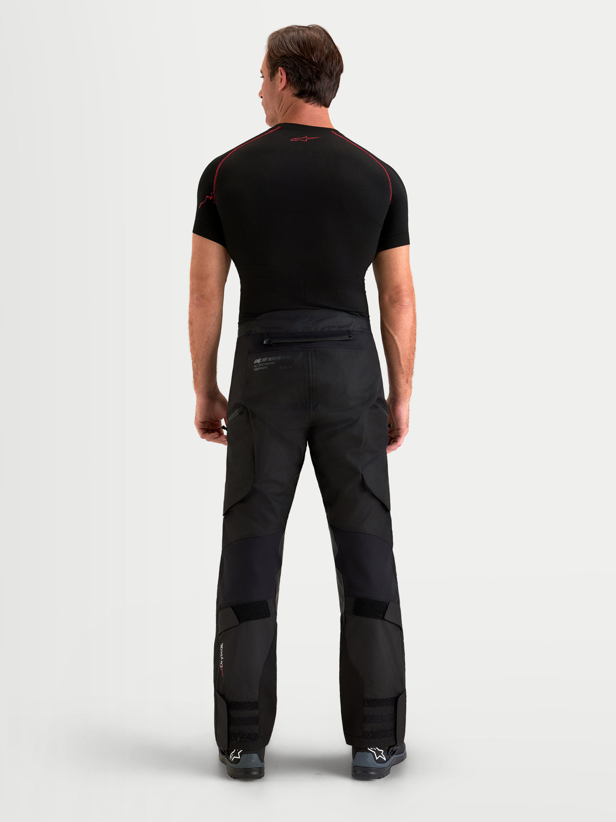 Alpinestars Harok V2 Drystar bukser, herre-motorcykelbukser til adventure og touring, sorte tekstilbukser med ripstop-konstruktion, set bagfra på model