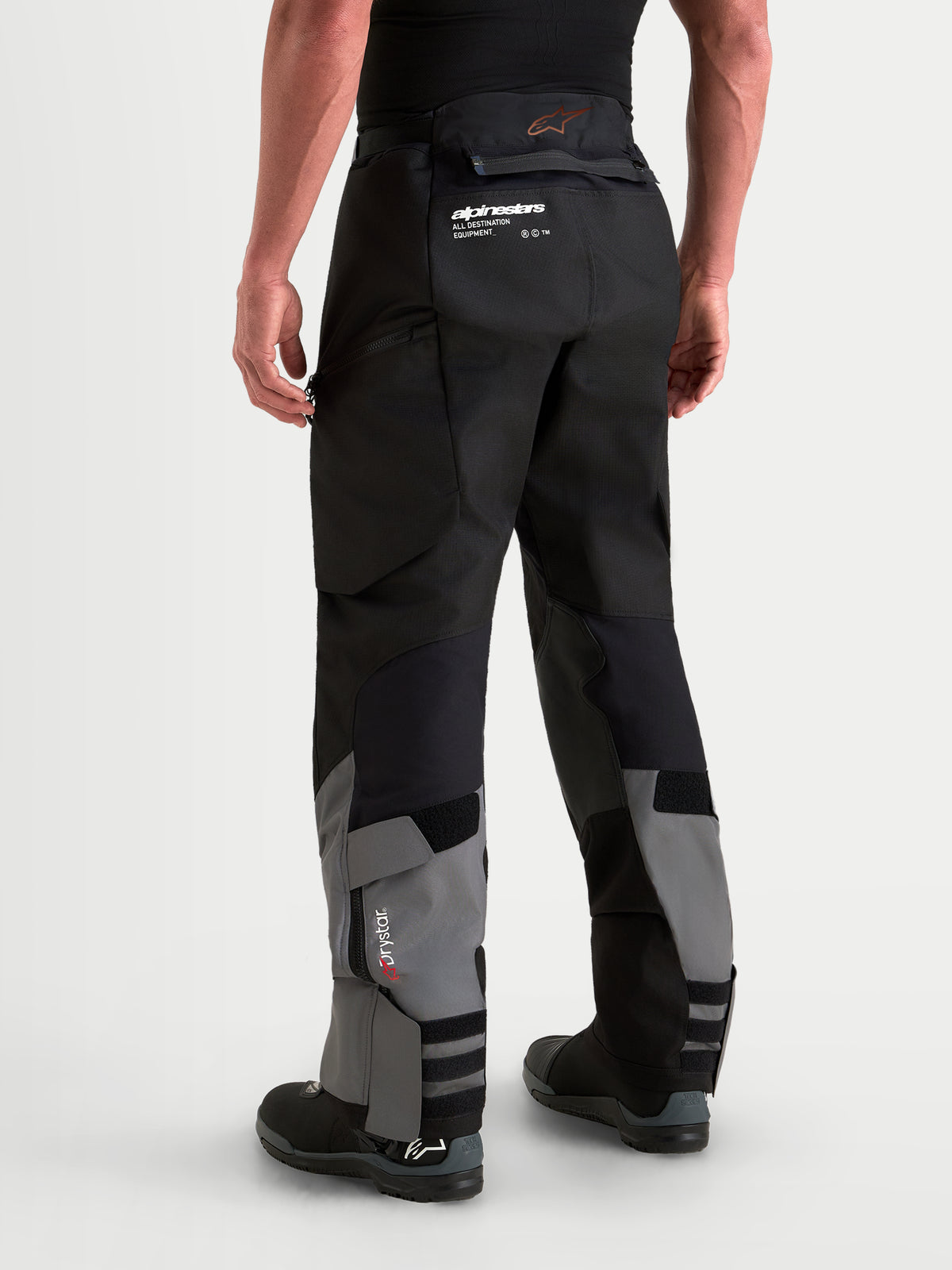Alpinestars Harok V2 Drystar bukser, adventure motorcykelbukser i mørkegrå og sort med Drystar membran og over-boot design, set bagfra
