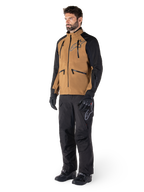 Alpinestars Hyde XT Drystar® bukser, adventure-motorcykelbukser, sort, båret med en brun og sort teknisk jakke, sorte handsker og støvler, med et over-the-boot-design til off-road- og dual-sport-kørsel