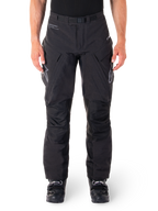 Alpinestars Hyde XT Drystar bukser, sorte adventure touring-bukser, båret af en kører med sorte støvler, med grå logoer på lårene, integreret bælte, forstærkede knæpaneler og vandtæt tekstilkonstruktion.