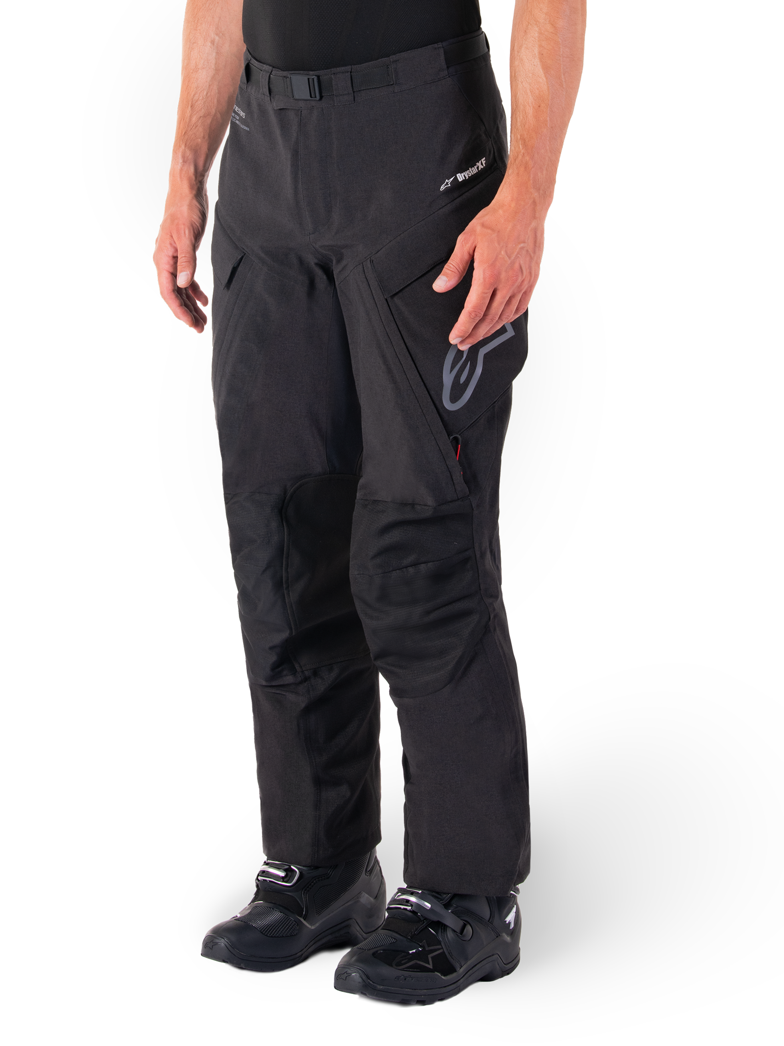 Alpinestars Hyde XT Drystar® bukser, Adventure Touring motorcykelbukser, sorte, vist med sorte støvler, med lamineret Drystar®XF-membran-branding, forstærkede knæpaneler og cargolommer med lynlås.