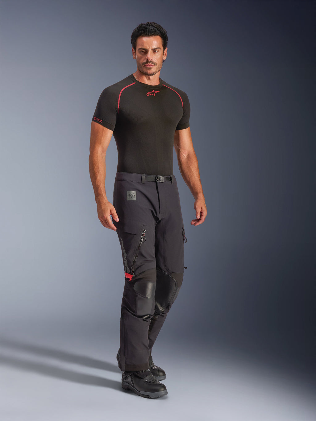 Alpinestars Halo Pro Drystar® XF laminerede bukser, Black Dark Shadow, adventure motorcykelbukser båret med et sort basislag og støvler, med store lårventiler med lynlås, læderforstærkninger på knæene og et bælte med magnetspænde, designet til ydeevne i alle terræner