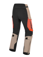 Alpinestars Halo Pro Drystar® XF laminerede bukser, Walnut Rust og sort, set bagfra, adventure motorcykelbukser med valnødbrune og sorte paneler og rustorange detaljer, justerbare lægstropper, slidstærk konstruktion til terrænkørsel.