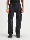 Alpinestars Maxdura Drystar XF Laminated bukser, herre adventure-motorcykelbukser i sort og mørkegrå, med lynlåslommer og læderindsatser på knæene, båret af mandlig model