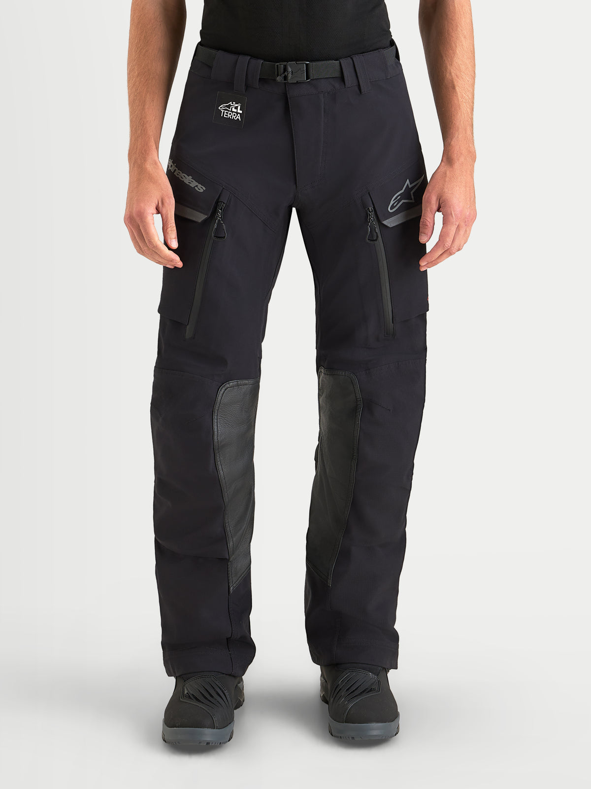 Alpinestars Maxdura Drystar XF Laminated bukser, herre adventure-motorcykelbukser i sort og mørkegrå, med lynlåslommer og læderindsatser på knæene, båret af mandlig model