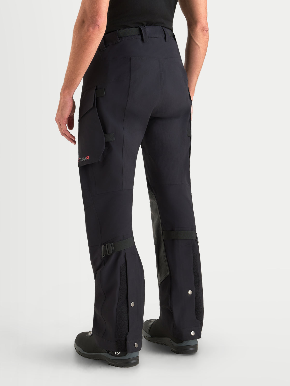 Alpinestars Maxdura Drystar XF Laminated bukser, herre adventure-motorcykelbukser i sort, set bagfra der viser cargolommer, over-the-boot-pasform og vandtæt tekstilkonstruktion
