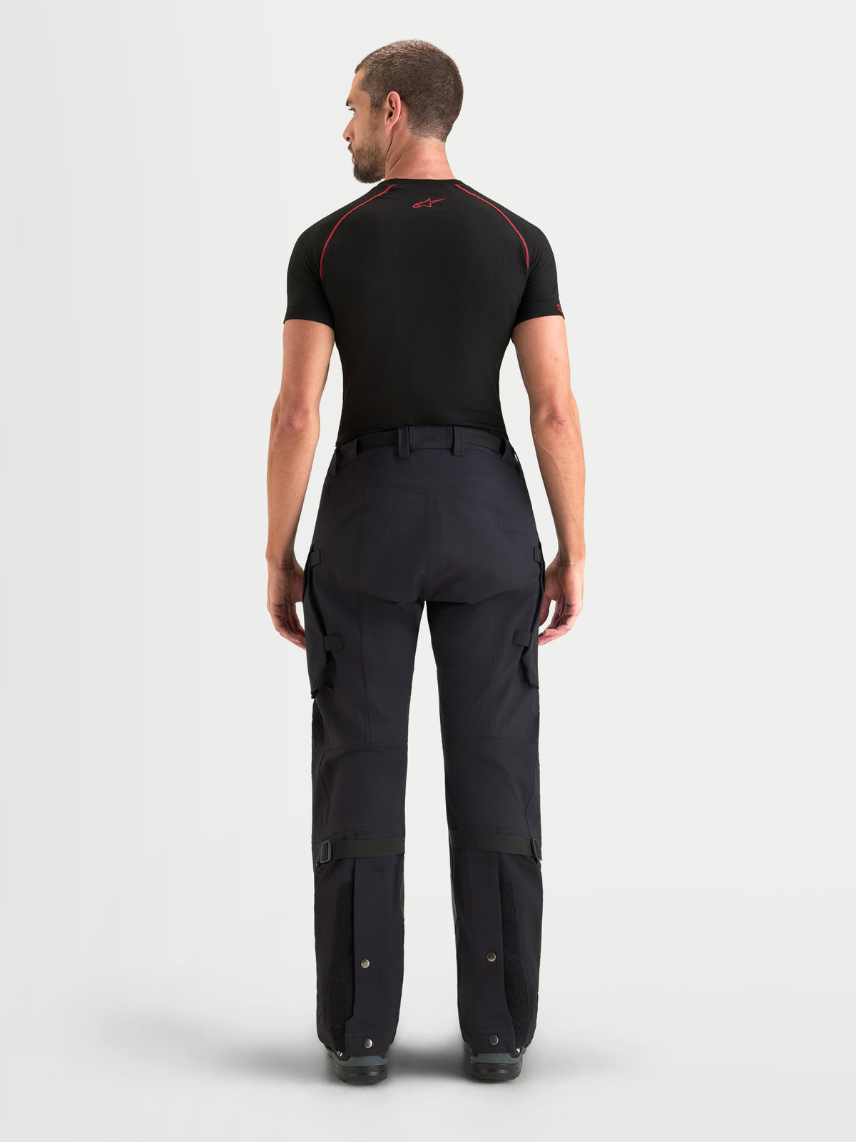 Alpinestars Maxdura Drystar XF Laminated bukser, herre adventure-motorcykelbukser i sort, vandtætte tekstilkørehose set bagfra med cargolommer og justerbare underben